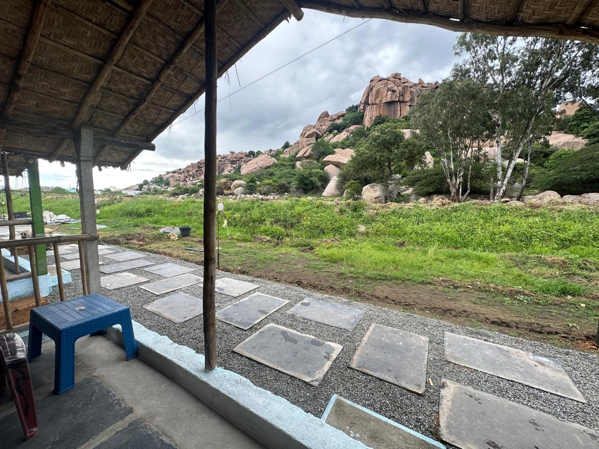 The Gravity Cafe -A Unit Of Staychillhampi Exteriör bild