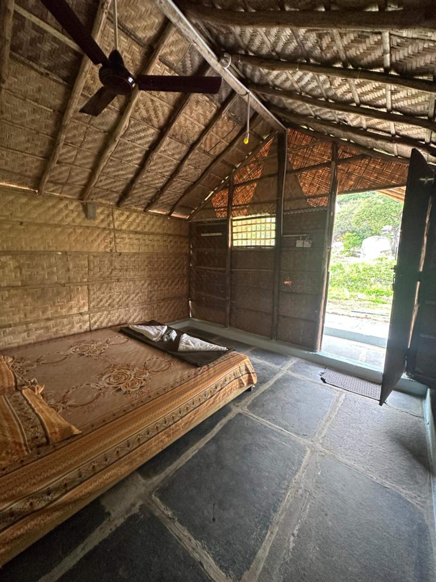 The Gravity Cafe -A Unit Of Staychillhampi Exteriör bild