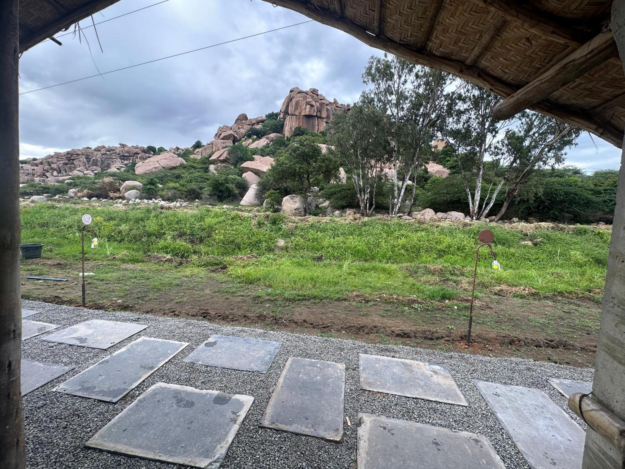 The Gravity Cafe -A Unit Of Staychillhampi Exteriör bild