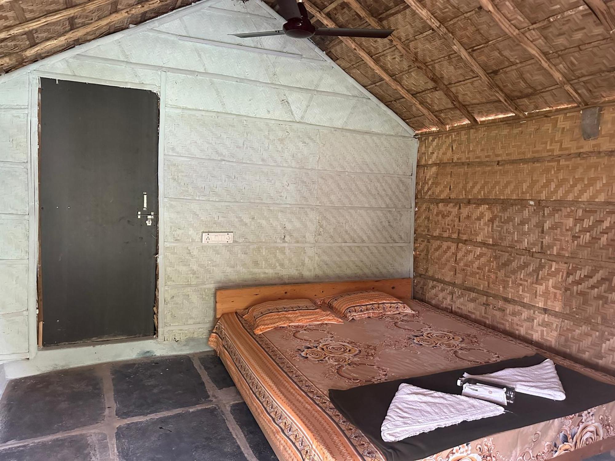 The Gravity Cafe -A Unit Of Staychillhampi Exteriör bild